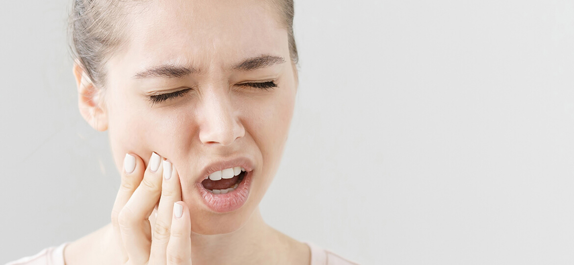Žena trpící bolestí zubů